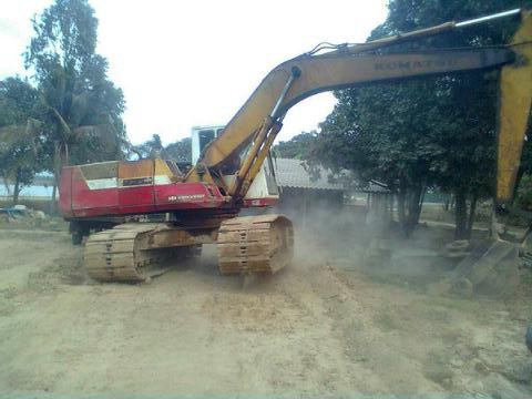 ขายรถแบคโฮ KOMATSU PC-200-5 ตูดแดง ครอนโทรนสั้น พร้อมใช้ ไฟฟ้า โซ้ 85\% ราคาย้อมๆตามสภาพ สนใจริบจองเลย