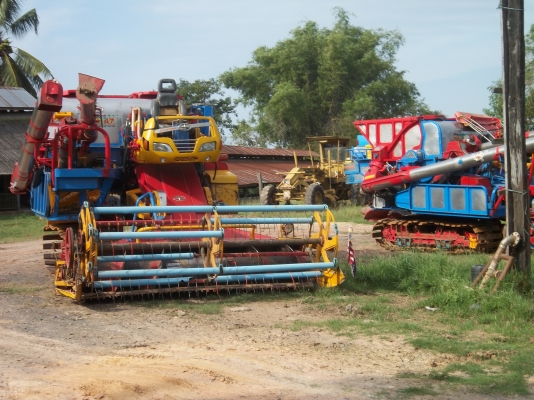 น้องฝากประกาศครับ  ขายรถเกี่ยวข้าวศักดิ์พัฒนา รถอยู่สุรินทร์