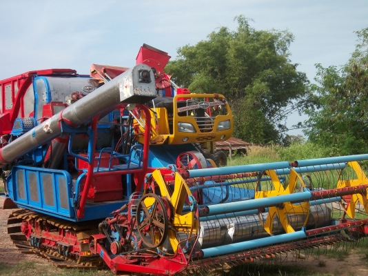 น้องฝากประกาศครับ  ขายรถเกี่ยวข้าวศักดิ์พัฒนา รถอยู่สุรินทร์