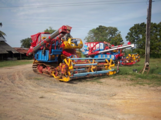 น้องฝากประกาศครับ  ขายรถเกี่ยวข้าวศักดิ์พัฒนา รถอยู่สุรินทร์