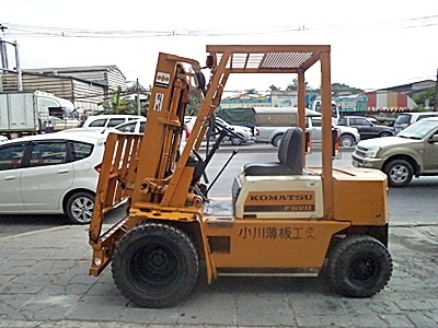 ขายรถยกโคมัสสึ 2 ตัน เครื่องเบนซิน กระบอกคู่ งาเทด้ำ ล้อหน้าคู่ เสาสูง 3 เมตร  พวงมาลัยเพาเว่อร์  สีเดิมจากนอก นำเข้าจากญี่ปุ่น ใช้งานได้ทันที