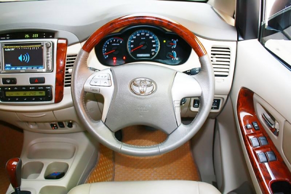 TOYOTA INNOVA  VVTi 2.0 AT ปี 2012