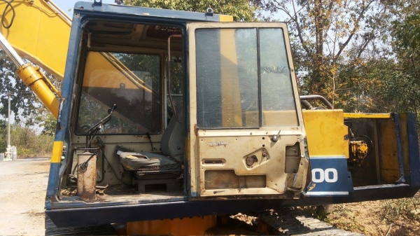 ขายแบ็คโฮ komatsu pc200-รุ่น3