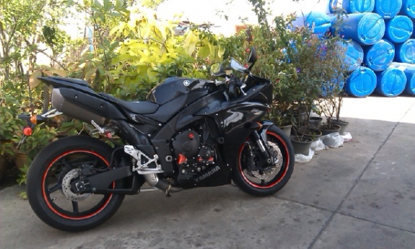 ขาย R1 ปี 2010 สเปกusสพม.แท้ครับชิมดูแล้ว เครื่องดีระบบไฟปกติ สวยจบ แลกเทรินได้