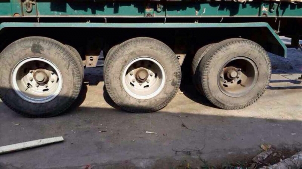 รถอีซูซุ 10 ล้อ หัวลาก 320 แรงม้า. ปี 49 ( ขาย แม่ , ลูก )  สนใจติดต่อ 081 - 6079515