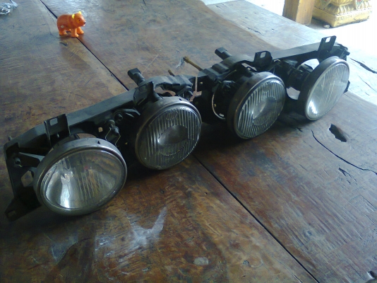 ขายไฟหน้า BMW E34 = 1 คู่ ราคาถูกๆ ครับ 4000 บาท ขายไฟหน้า BMW E34 = 1 คู่ ราคาถูกๆ ครับ 4000 บาท