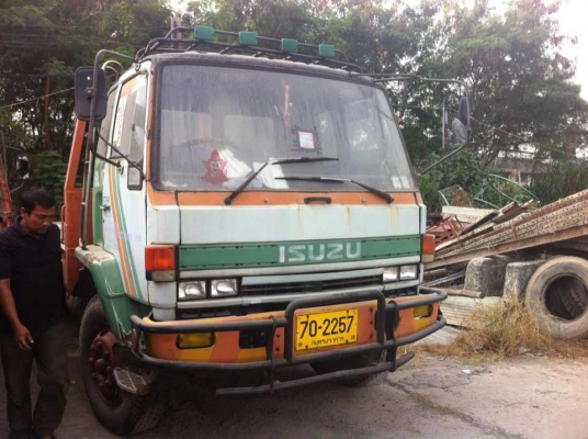 ต้องการขายรถอีซูซุร๊อกกี้195แรงยาว7เมตร20ปี40ยาง80\%มีวิ้นหลังหัวเดิมไม่เคยชนเครื่องดีคัชซีสวยเจ้าของขายเอง