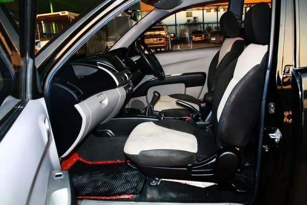 MITSUBISHI TRITON MEGACAB  2.4 MT ปี 2010