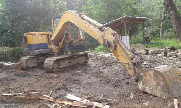 ขายรถแบคโฮ KOMATSU PC60-2 พร้อมกับรถ 6 ล้อเทเลอร์ ISUZU FTR165 แรงม้า 2 รวมราคา 850000