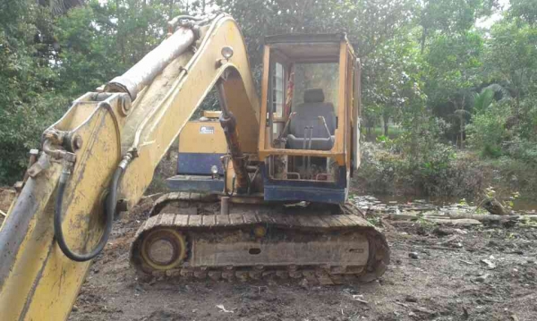 ขายรถแบคโฮ KOMATSU PC60-2 พร้อมกับรถ 6 ล้อเทเลอร์ ISUZU FTR165 แรงม้า 2 รวมราคา 850000