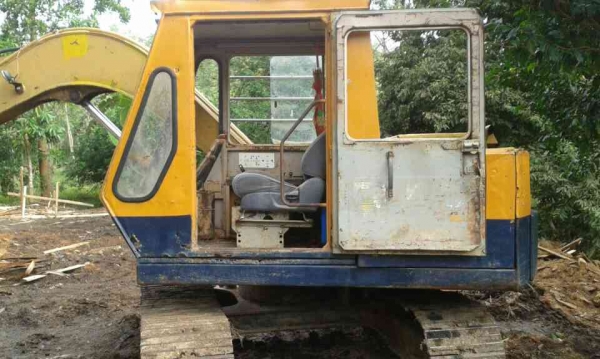 ขายรถแบคโฮ KOMATSU PC60-2 พร้อมกับรถ 6 ล้อเทเลอร์ ISUZU FTR165 แรงม้า 2 รวมราคา 850000