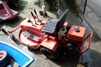 รถตัดหญ้า นั่งขับ มิตซูบิชิ SRM 821 A เกียร์เดินหน้า 3 เกียร์ ถอยหลัง 1 เกียร์ นำเข้าญี่ปุ่น ราคา 48,000 รถตัดหญ้า นั่งขับ มิตซูบิชิ SRM 821 A เกียร์เดินหน้า 3 เกียร์ ถอยหลัง 1 เกียร์ นำเข้าญี่ปุ่น ราคา 48,000