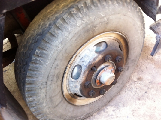 ขายรถ 6 ล้อ กระบะเหล็กยาว มีลิปไฟฟ้ายกขึ้นลงได้ MITSUBISHI เครื่อง.195 ช่วงล้างใหญ่ ยาว 7 เมตร