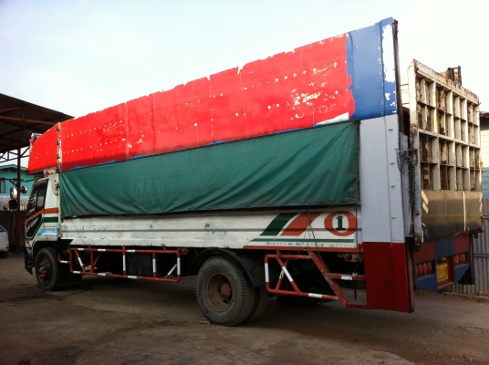 ขายรถ 6 ล้อ กระบะเหล็กยาว มีลิปไฟฟ้ายกขึ้นลงได้ MITSUBISHI เครื่อง.195 ช่วงล้างใหญ่ ยาว 7 เมตร