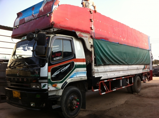 ขายรถ 6 ล้อ กระบะเหล็กยาว มีลิปไฟฟ้ายกขึ้นลงได้ MITSUBISHI เครื่อง.195 ช่วงล้างใหญ่ ยาว 7 เมตร