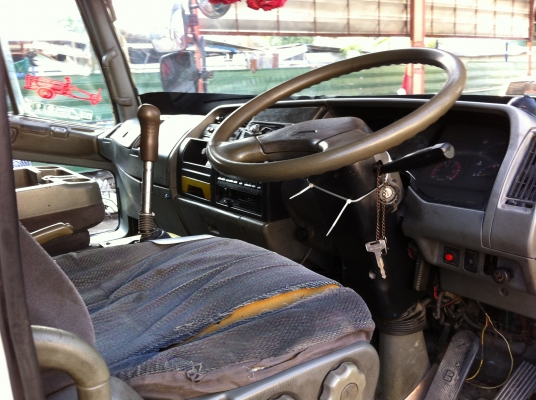 ขายรถ 6 ล้อ กระบะเหล็กยาว มีลิปไฟฟ้ายกขึ้นลงได้ MITSUBISHI เครื่อง.195 ช่วงล้างใหญ่ ยาว 7 เมตร