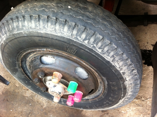 ขายรถ 6 ล้อ กระบะเหล็กยาว มีลิปไฟฟ้ายกขึ้นลงได้ MITSUBISHI เครื่อง.195 ช่วงล้างใหญ่ ยาว 7 เมตร