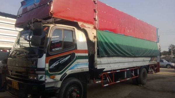 ขายรถ 6 ล้อ กระบะเหล็กยาว มีลิปไฟฟ้ายกขึ้นลงได้ MITSUBISHI เครื่อง.195 ช่วงล้างใหญ่ ยาว 7 เมตร