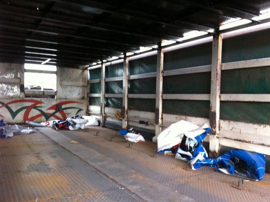 ขายรถ 6 ล้อ กระบะเหล็กยาว มีลิปไฟฟ้ายกขึ้นลงได้ MITSUBISHI เครื่อง.195 ช่วงล้างใหญ่ ยาว 7 เมตร