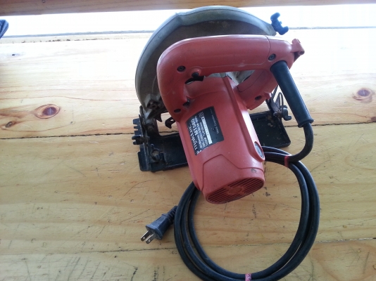 ขายเลื่อยวงเดือนผ่าไม้ขนาดใส่ใบได้7นิ้วยี่ห้อmaktec by makitaสภาพดีครับ