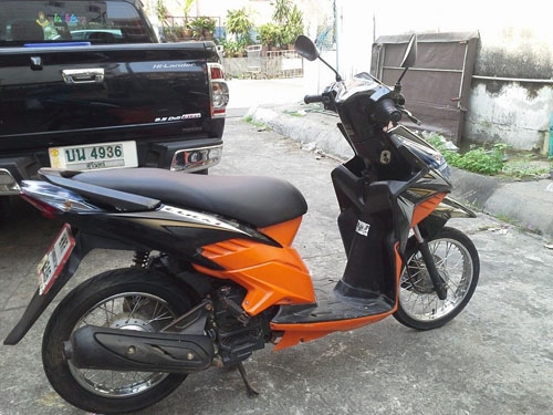 Click i ปี 53 สีดำ ส้ม รถบ้าน เครื่องแน่น ไม่หลวม ไม่มีควันขาว Click i ปี 53 สีดำ ส้ม รถบ้าน เครื่องแน่น ไม่หลวม ไม่มีควันขาว