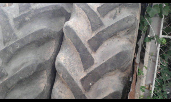 ขายยางรถไถ ford ขอบ  30 ราคาถูกสุด มาเป็นคู่ ๆละ 5500 ไม่รวมขอบครับ สภาพ80 เปอร์เซนครับ