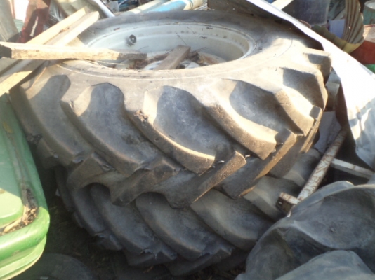 ขายยางรถไถ ford ขอบ  30 ราคาถูกสุด มาเป็นคู่ ๆละ 5500 ไม่รวมขอบครับ สภาพ80 เปอร์เซนครับ