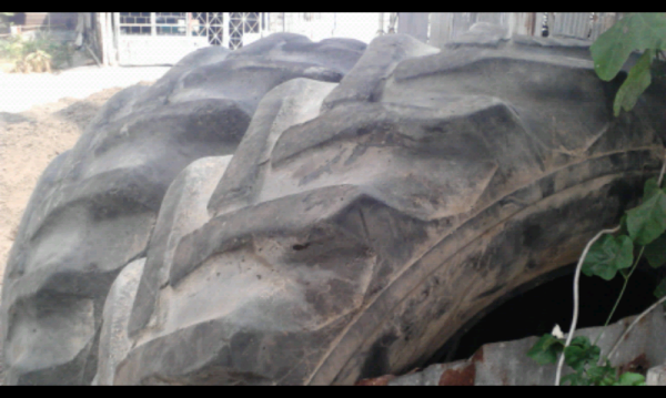 ขายยางรถไถ ford ขอบ  30 ราคาถูกสุด มาเป็นคู่ ๆละ 5500 ไม่รวมขอบครับ สภาพ80 เปอร์เซนครับ