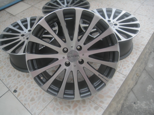 ขายล้อแม็กมือสอง Venerdi 17"x7.5" et40 4รู100 ทำสีมาใหม่ครับ ไม่มีคด ไม่มีดุ้งครับ สนใจติดต่อเล็กคลองสามครับ (081-3747940)