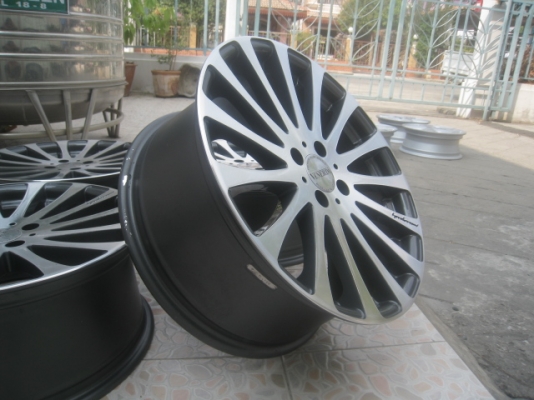 ขายล้อแม็กมือสอง Venerdi 17"x7.5" et40 4รู100 ทำสีมาใหม่ครับ ไม่มีคด ไม่มีดุ้งครับ สนใจติดต่อเล็กคลองสามครับ (081-3747940)