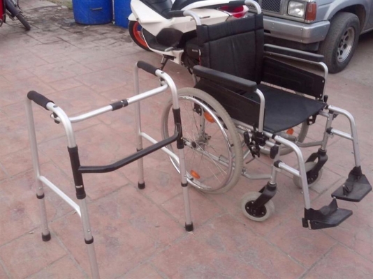 ขาย วิลเเชร์พร้อมที่ช่วยเดิน 4ขา 3500 บาท ครับมือสอง พับได้ วิลเเชร์รับนำ้หนัก 140kg