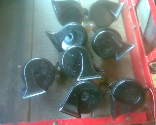 แตรคู่ยุโรปเป็นแตรคู่ครับผลิตในแถบประเทศยุโรปเช่นของบอส/ฝรั่งเศส/อิตาลิ/เยอรมันครับเป็นของรถเบน/ซีตอง/วอลโวล่/เชฟครับสามรถใส่กับรถได้ทุกชนิดครับเสียงดังครับเสียงเพราะสไตของเบนครับราคานี้คุ้มครับเบิกใหม่ 2-3  พันบาทครับ