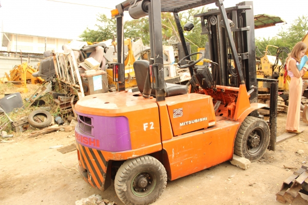 ขายรถยกโฟล์ทลิฟท์ MITSUBISHI FD 25 เสา 3 ท่อน สูง 5 เมตร เครื่องยนต์ดีเซล 4 สูบ ราคา 250,0000 บาท