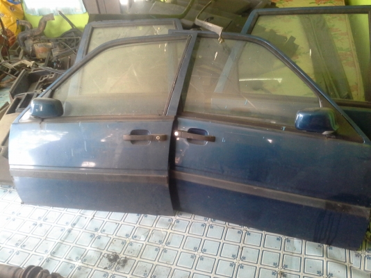 ขายประตู มี4บาน  ครบชุด ของVOLVO 460  ยังอยู่นะคะยั