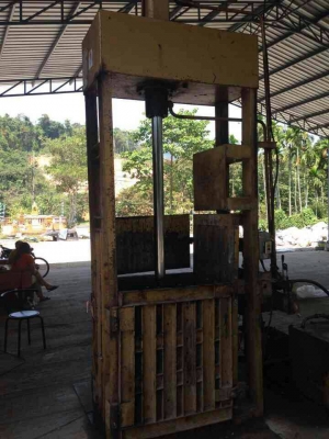 แท่นบีบกระป๋อง