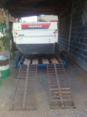 รถเกี่ยวพร้อมเทเลอร์