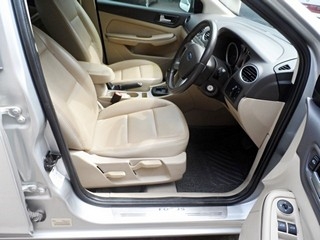 FORD FOCUS 1.8 AUTO ปี 2009 รถเจ้าของเดียว ไมล์แท้ จัดไฟแนนซ์ได้ T.086-527-9533