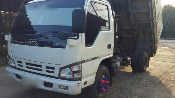 รถอีซูซุ 6 ล้อดั้ม 130 แรงม้า ปี 49.  สนใจติดต่อ 081 - 6079515