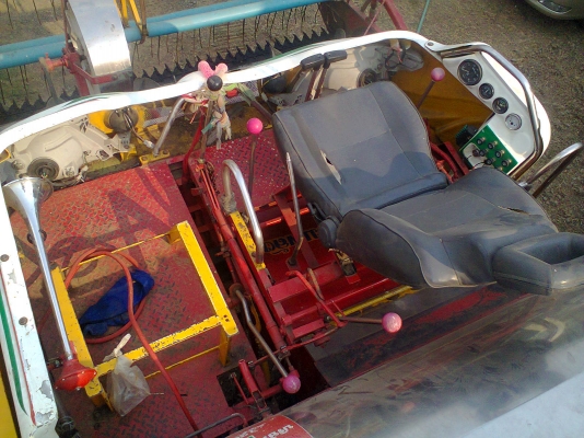 ขายรถเกี่ยว ไวไฟจอมพลัง รถเกี่ยวประมาน2500ไร่ มีเล่มจัดไฟแนนได้ครับ ซื้อมา 2050000