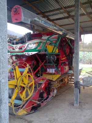 ขายรถเกี่ยว ไวไฟจอมพลัง รถเกี่ยวประมาน2500ไร่ มีเล่มจัดไฟแนนได้ครับ ซื้อมา 2050000