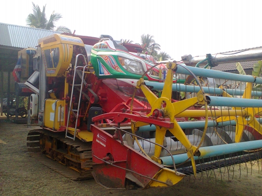 ขายรถเกี่ยว ไวไฟจอมพลัง รถเกี่ยวประมาน2500ไร่ มีเล่มจัดไฟแนนได้ครับ ซื้อมา 2050000