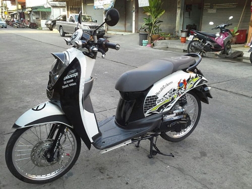 Scoopy i ปี 54 สีขาว รถเครื่องเดิมๆ ชุดสีสวย ไม่หลวม ไม่มีควันขาว Scoopy i ปี 54 สีขาว รถเครื่องเดิมๆ ชุดสีสวย ไม่หลวม ไม่มีควันขาว
