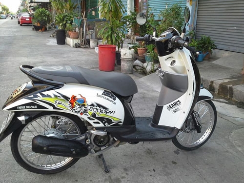 Scoopy i ปี 54 สีขาว รถเครื่องเดิมๆ ชุดสีสวย ไม่หลวม ไม่มีควันขาว Scoopy i ปี 54 สีขาว รถเครื่องเดิมๆ ชุดสีสวย ไม่หลวม ไม่มีควันขาว