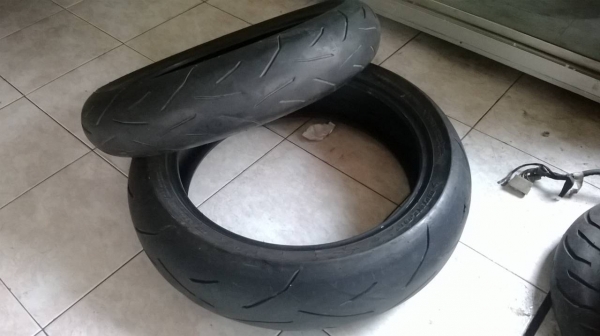 ยาง dunlop พึ่งถอดจาก er6n ขายถูก 2000 คู่