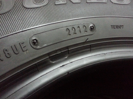 ขายยาง215/65/15ปี12 3200สวยๆ