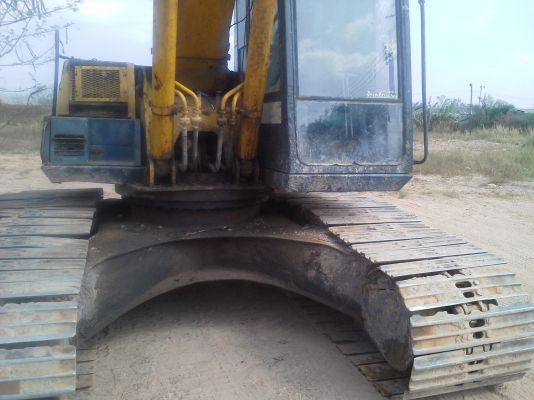komatsu 200-5 ช่วงล่างเต็มแน่นๆไฟฟ้าครบแอร์ฉ่ำ   เดิมๆทุกอย่าง พร้อมใช้งานอยู่ในบ่อลูกรัง