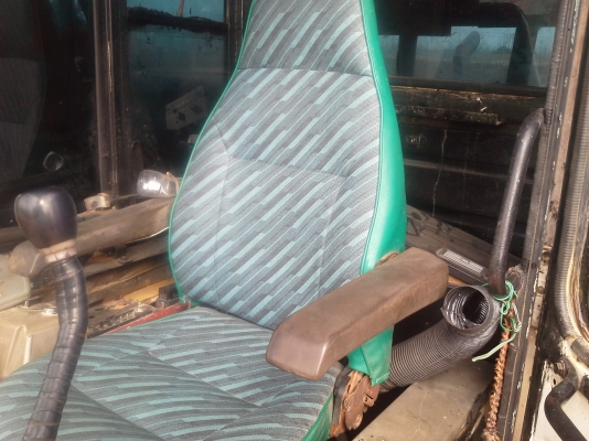 komatsu 200-5 ช่วงล่างเต็มแน่นๆไฟฟ้าครบแอร์ฉ่ำ   เดิมๆทุกอย่าง พร้อมใช้งานอยู่ในบ่อลูกรัง