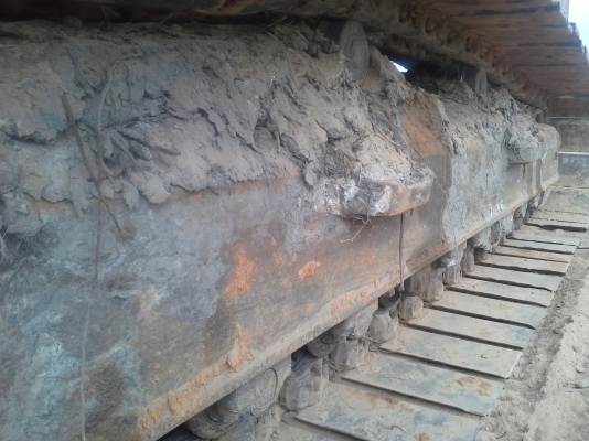 komatsu 200-5 ช่วงล่างเต็มแน่นๆไฟฟ้าครบแอร์ฉ่ำ   เดิมๆทุกอย่าง พร้อมใช้งานอยู่ในบ่อลูกรัง