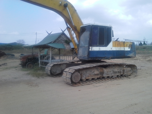 komatsu 200-5 ช่วงล่างเต็มแน่นๆไฟฟ้าครบแอร์ฉ่ำ   เดิมๆทุกอย่าง พร้อมใช้งานอยู่ในบ่อลูกรัง