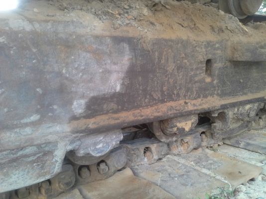 komatsu 200-5 ช่วงล่างเต็มแน่นๆไฟฟ้าครบแอร์ฉ่ำ   เดิมๆทุกอย่าง พร้อมใช้งานอยู่ในบ่อลูกรัง